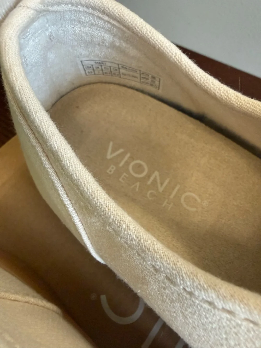 Vionic Coblat Slip-On Canvas‎ Sneaker in Ivory with Gum Sole NEW 9.5